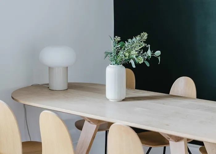 Comfy 2 Bedroom Getaway Apartment *